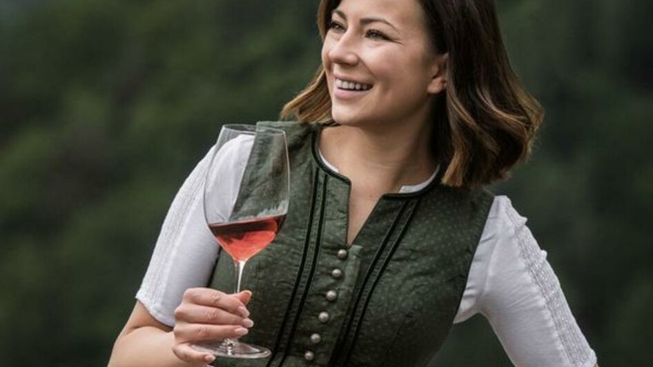 Lisa-Maria Jauk-Wieser bei der Weinverkostung | © Stöcklpeter