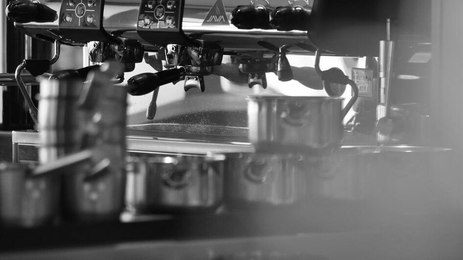 Kaffeemaschine schwarz-weiss | © TiNA Wort- und Markenatelier