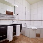Photo of 4-bed room, shower and bath, toilet, 2 bed rooms | © San Marco Hotel GmbH