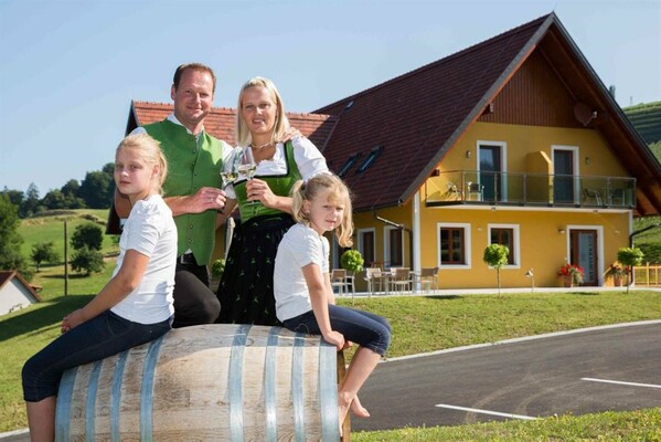 Weingut Uhl Familie | © Weingut-Gästezimmer-Buschenschank Uhl | Fam. Uhl